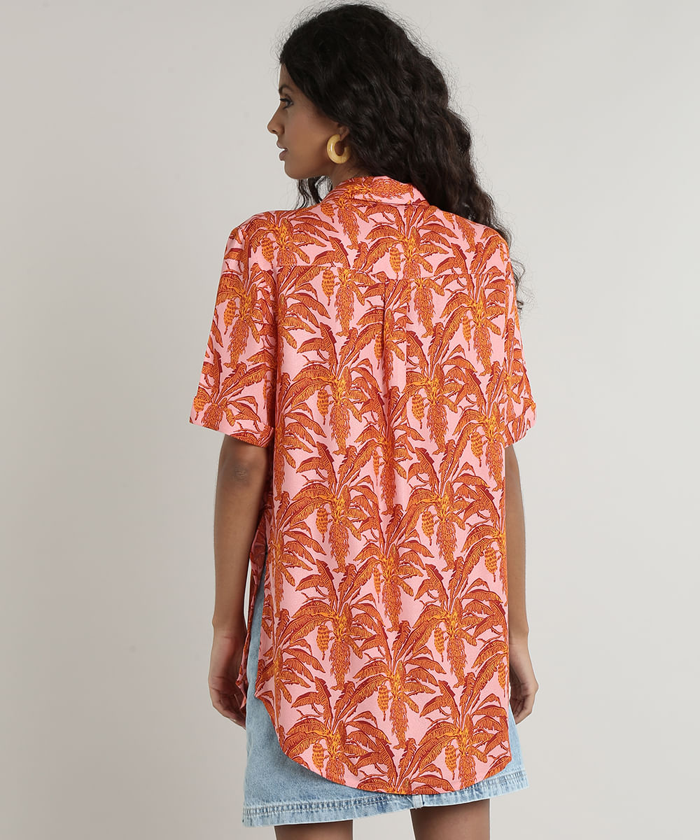 Camisa Feminina Estampada de Folhagens com Fenda Manga Curta Rosa