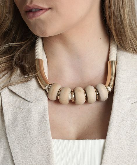 Colar Feminino em Corda com Pingente de Madeira Bege