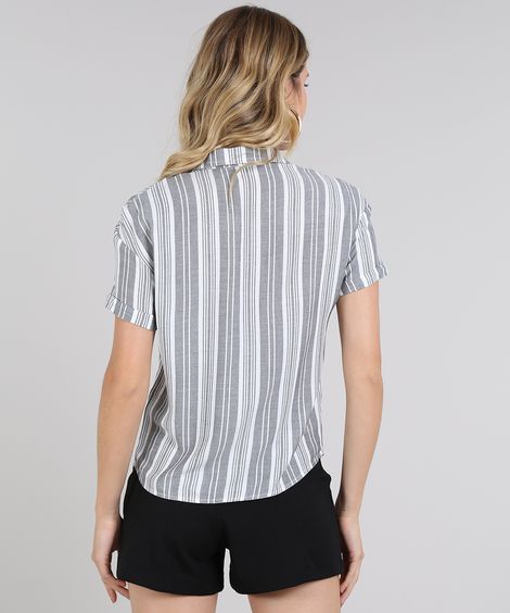 Camisa Feminina Listrada com Bolso e Botões Manga Curta Cinza