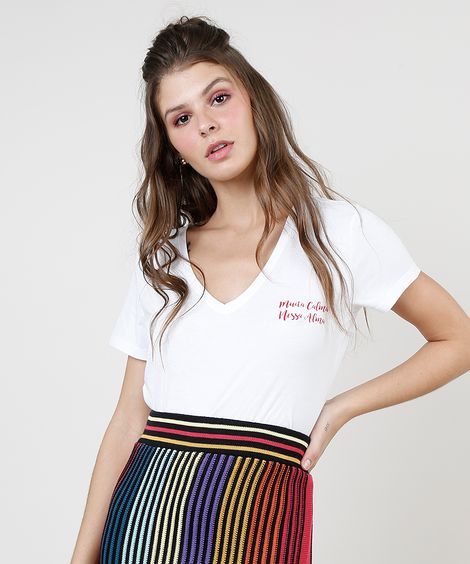 Blusa Feminina "Muita Calma Nessa Alma" Manga Curta Decote V Branca