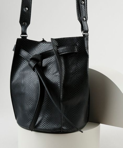 Bolsa Feminina Bucket Média Transversal Texturizada Cobra Preta