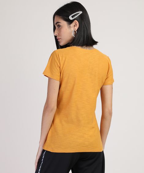 camiseta de algodão peruano decote v amarela