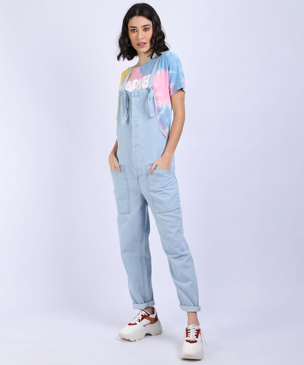 Macacão Jeans Feminino Relaxed com Alças Para Amarrar e Bolsos Azul Claro Menor preço em Macacão Jeans Feminino Relaxed com Alças Para Amarrar e Bolsos Azul Claro