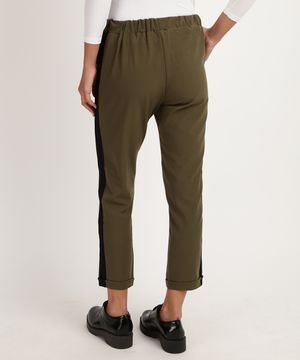 Calça Feminina Carrot Cintura Alta com Faixa Lateral e Bolsos Verde Militar