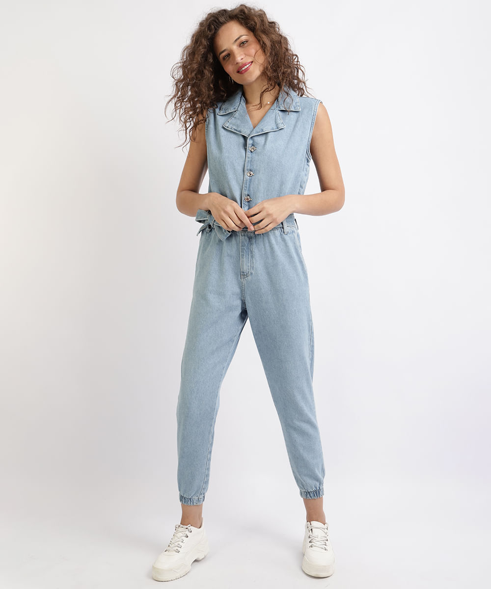 Macacão Jeans Feminino Jogger Sem Manga com Faixa para Amarrar Azul Claro Menor preço em Macacão Jeans Feminino Jogger Sem Manga com Faixa para Amarrar Azul Claro