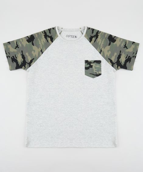 Camiseta Juvenil com Bolso Estampado Camuflado Manga Curta Raglan Cinza Mescla Claro