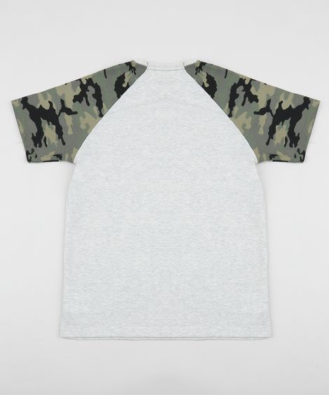 Camiseta Juvenil com Bolso Estampado Camuflado Manga Curta Raglan Cinza Mescla Claro