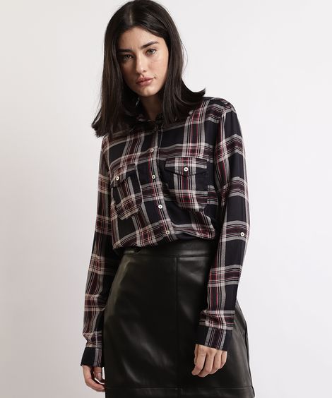 Camisa Feminina Ampla Estampada Xadrez com Bolsos e Martingale Manga Longa Preta