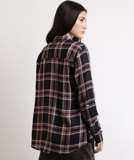 Camisa Feminina Ampla Estampada Xadrez com Bolsos e Martingale Manga Longa Preta