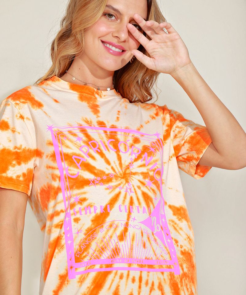 Blusa-Feminina-Signo-Capricornio-Estampada-Tie-Dye-Manga-Curta-Decote-Redondo-Mostarda-9964704-Mostarda_5