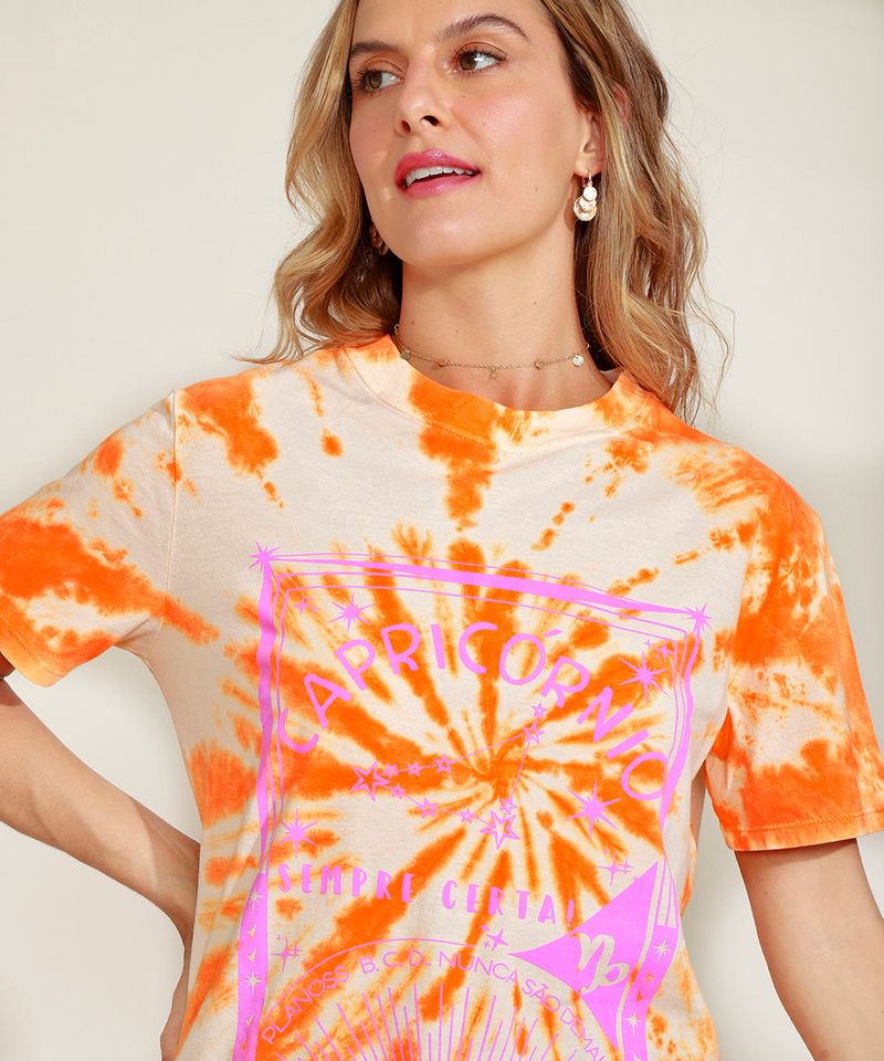 Blusa-Feminina-Signo-Capricornio-Estampada-Tie-Dye-Manga-Curta-Decote-Redondo-Mostarda-9964704-Mostarda_6