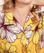 Camisa-Feminina-Estampada-Floral-Onca-com-No-Manga-Curta-Amarela-9964110-Amarelo_4