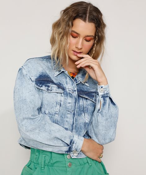 Jaqueta Jeans Feminina Cropped Marmorizada com Bolsos Manga Bufante Azul Claro