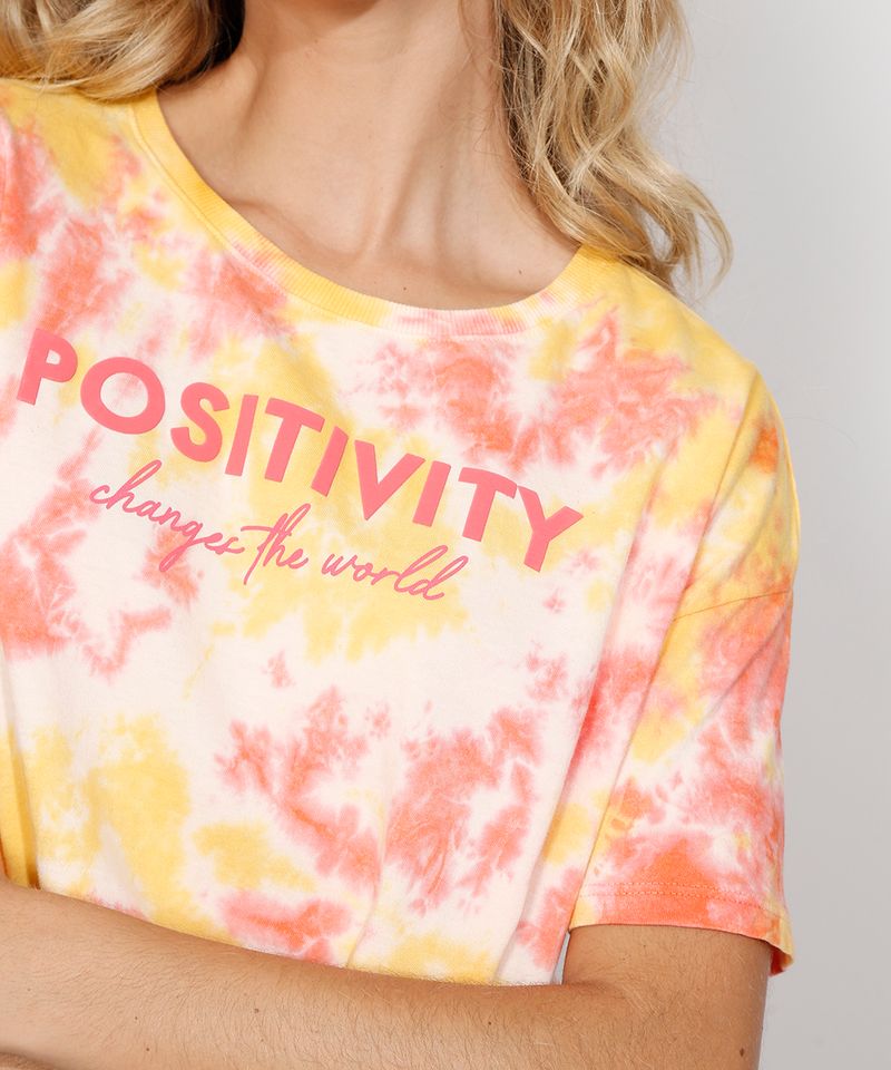 Camiseta-Feminina-Estampada-Tie-Dye-Manga-Curta-Cropped-Ampla--Positivity--Decote-Redondo-Multicor-9968709-Multicor_4