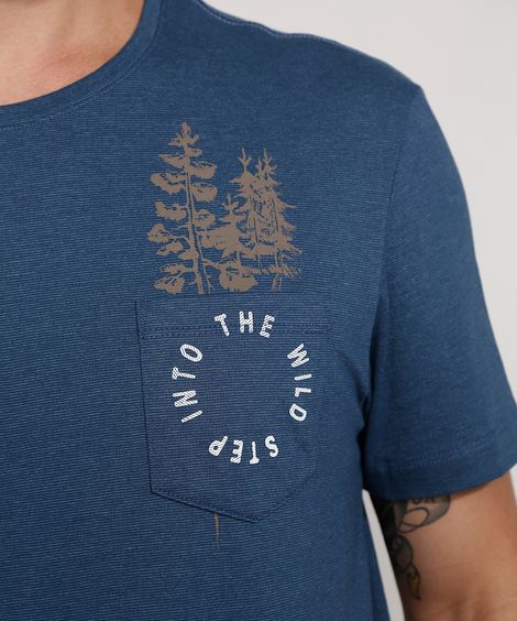 Camiseta Masculina Manga Curta com Bolso e Árvores "Step Into the Wild" Gola Careca Azul