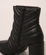 Bota-Feminina-Oneself-Salto-Alto-Matelasse-Cano-Baixo-Preta-9985427-Preto_6