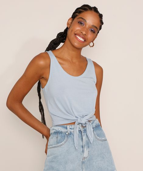 regata feminina básica cropped com nó decote redondo azul pastel