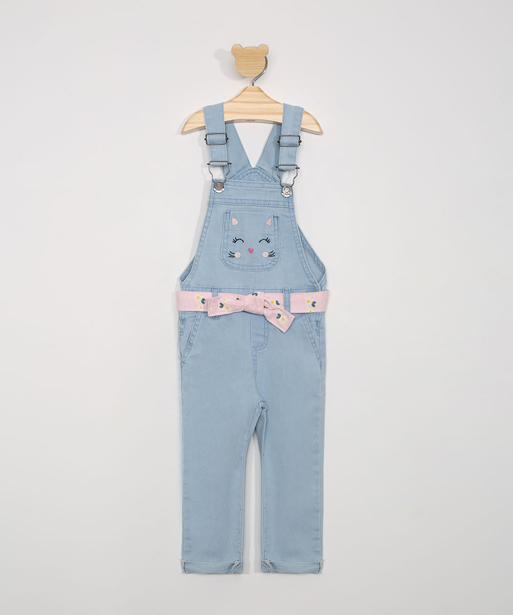 Macacão Jeans Infantil com Bordado de Gatinho e Faixa Azul Claro Menor preço em Macacão Jeans Infantil com Bordado de Gatinho e Faixa Azul Claro