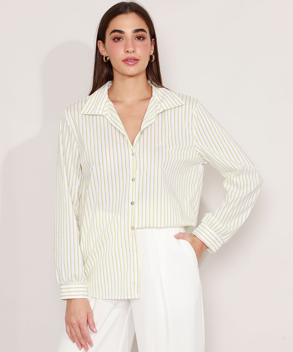 Camisa <em>oversized</em> listrada manga longa <em>off-white</em>, da C&A