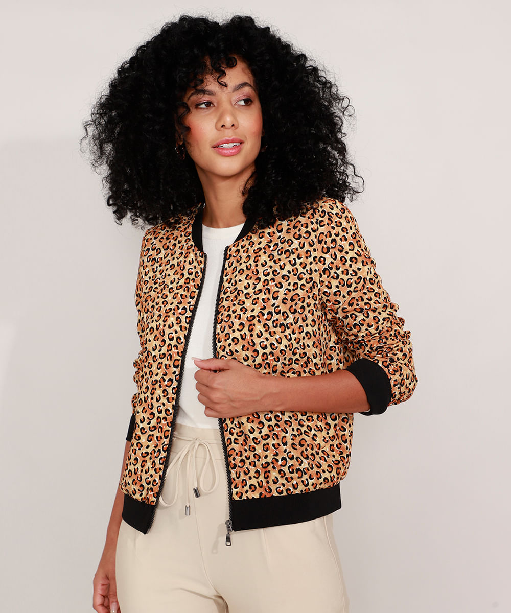 Jaqueta <em>bomber</em> de onça, da C&A