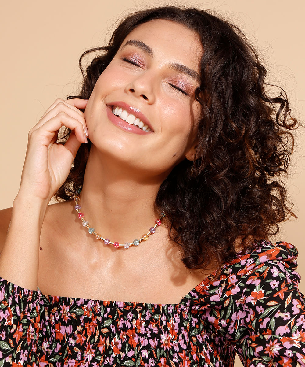 Colar colorido com transparência, da C&A