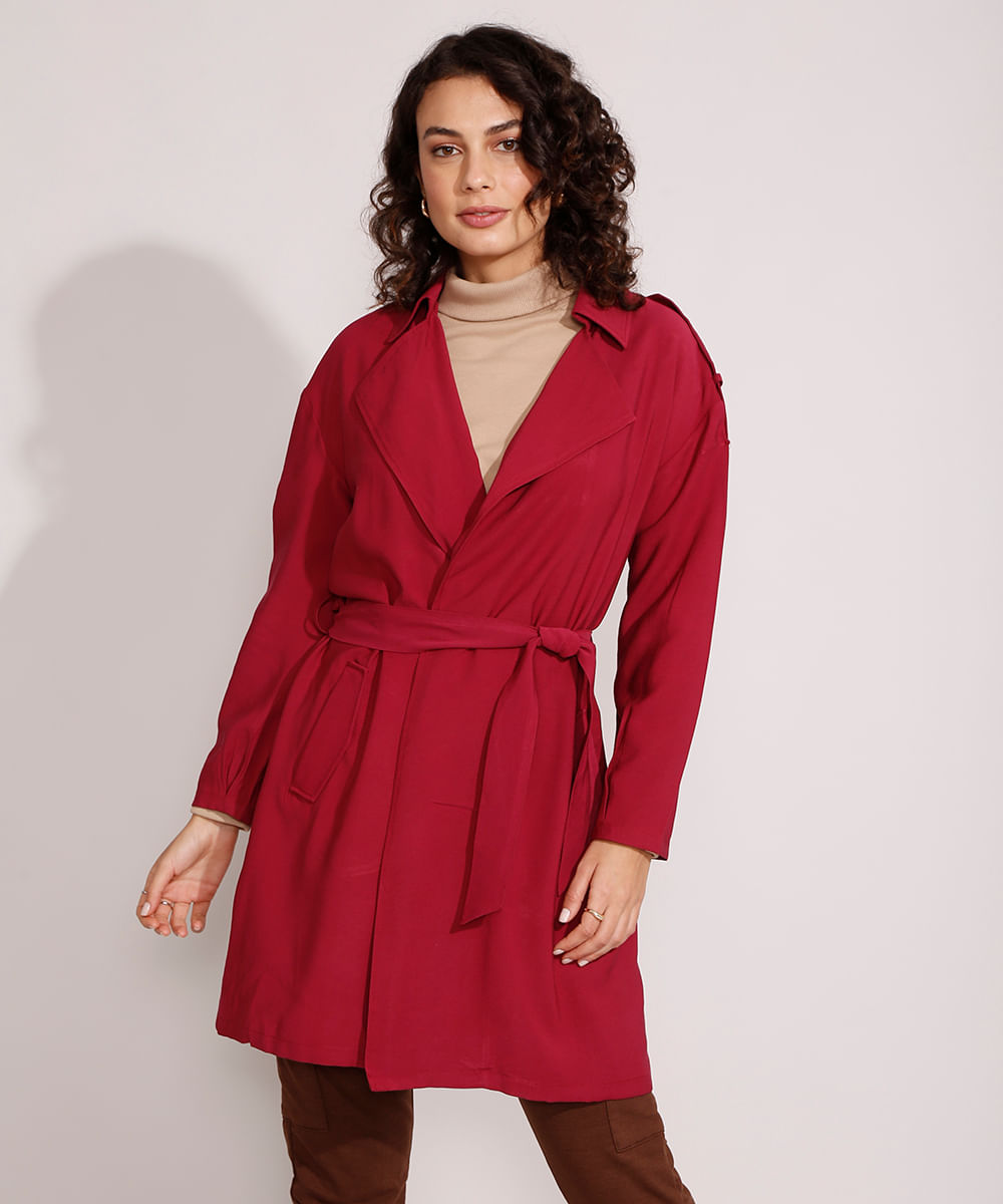<em>Trench coat</em> vermelho com faixa, da C&A
