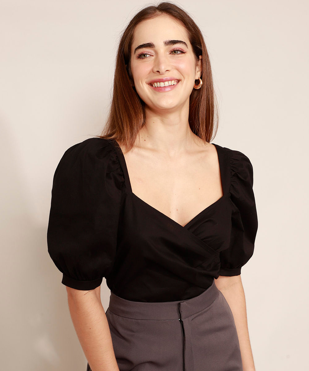 Blusa preta transada de algodão e decote V, da C&A