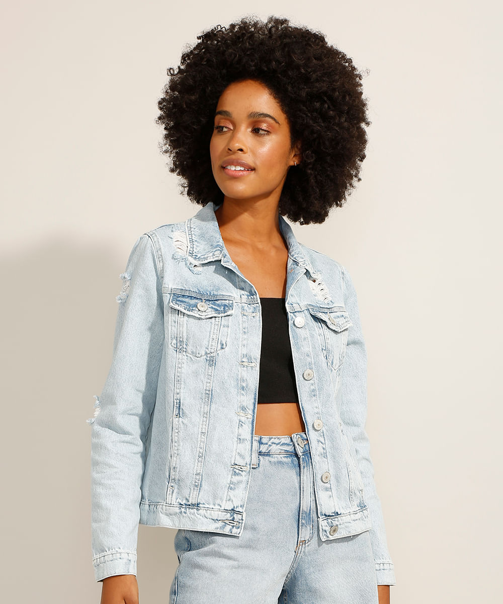 Jaqueta Trucker Jeans Destroyed Marmorizada com Bolsos Azul Claro Menor preço em Jaqueta Trucker Jeans Destroyed Marmorizada com Bolsos Azul Claro