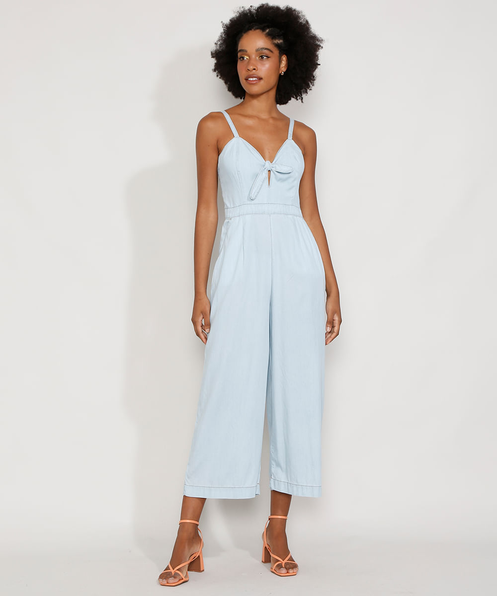 Macacão Jeans Feminino Pantacourt com Nó e Bolsos Alça Fina Azul Claro Menor preço em Macacão Jeans Feminino Pantacourt com Nó e Bolsos Alça Fina Azul Claro