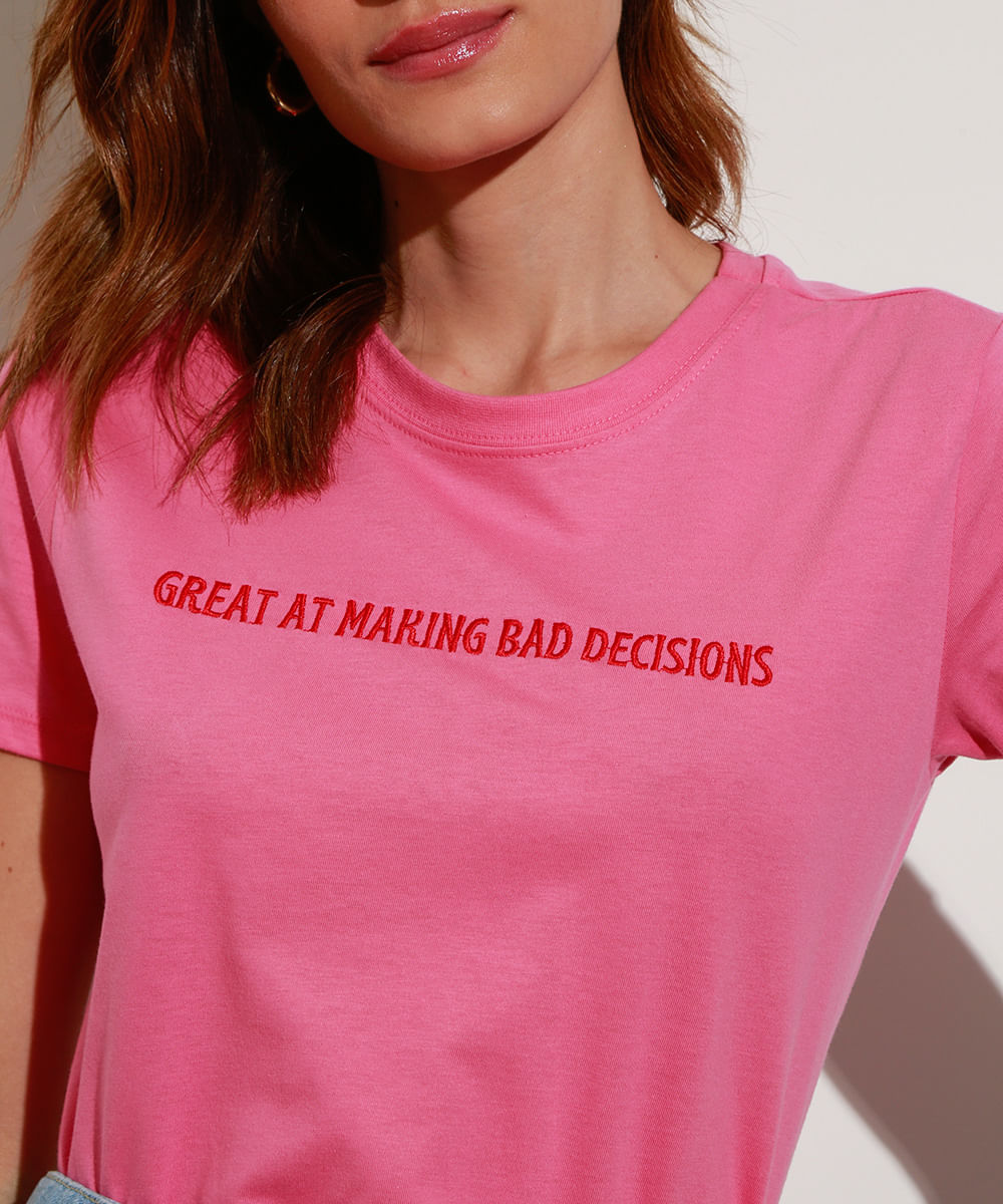 camiseta de algodão com bordado "bad decisions" manga curta decote redondo mindset rosa