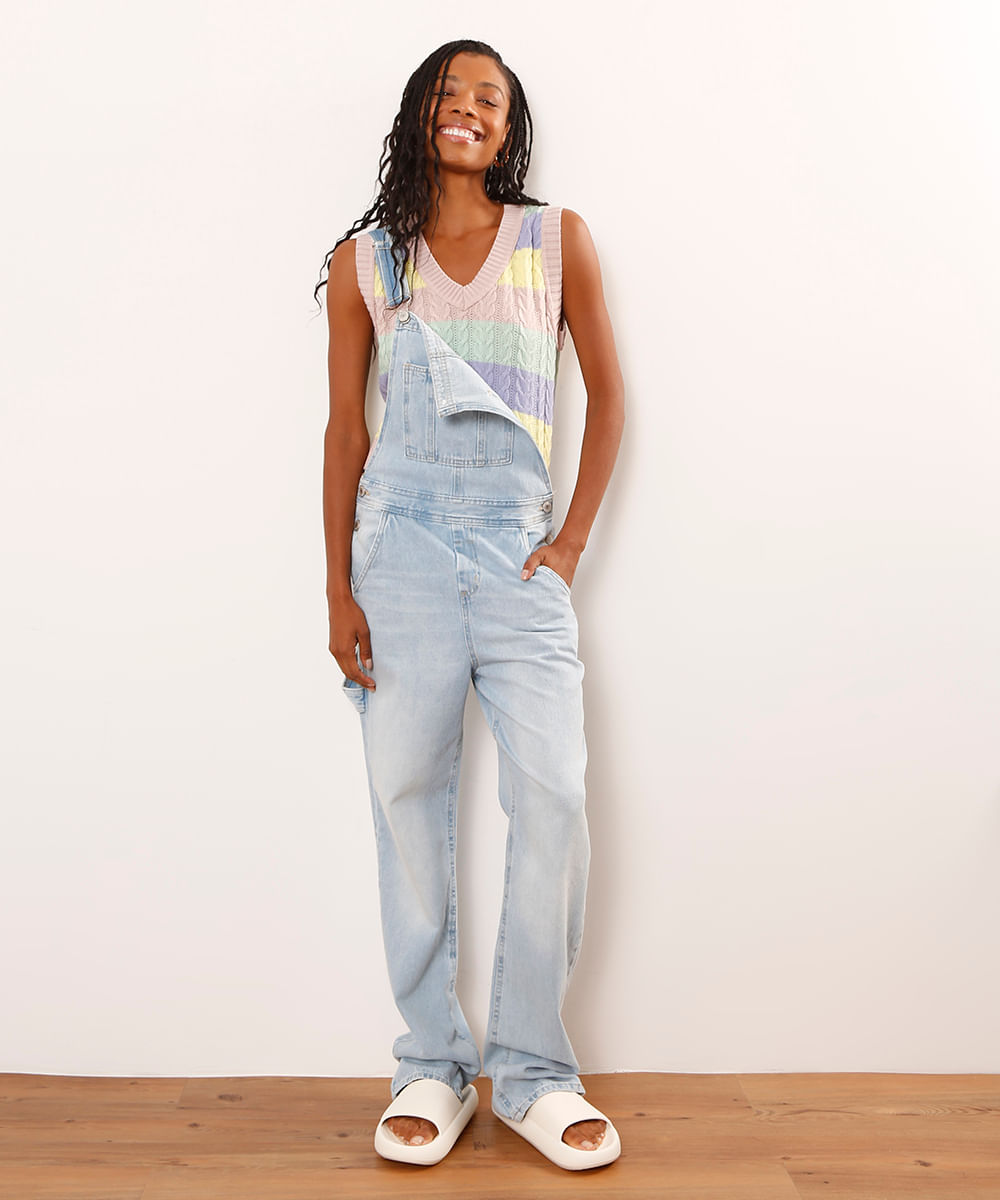 Macacão Reto Jeans com Bolsos Azul Claro Menor preço em Macacão Reto Jeans com Bolsos Azul Claro