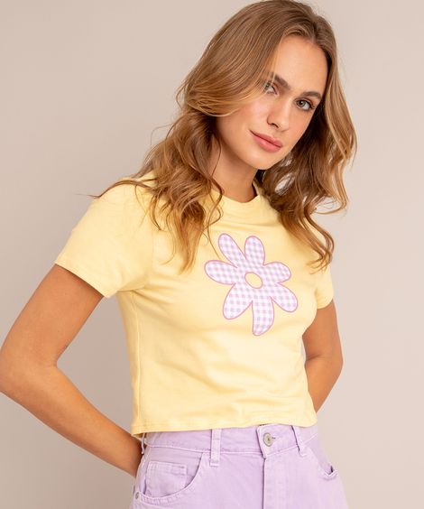 Camiseta Cropped Baby Look com Margarida Estampada Xadrez Vichy Manga Curta Decote Redondo Amarelo Claro