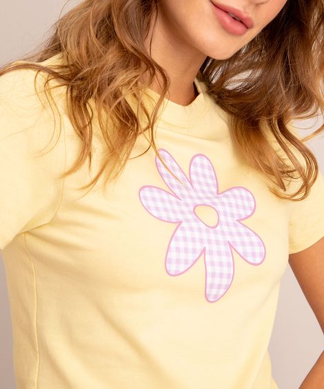 Camiseta Cropped Baby Look com Margarida Estampada Xadrez Vichy Manga Curta Decote Redondo Amarelo Claro