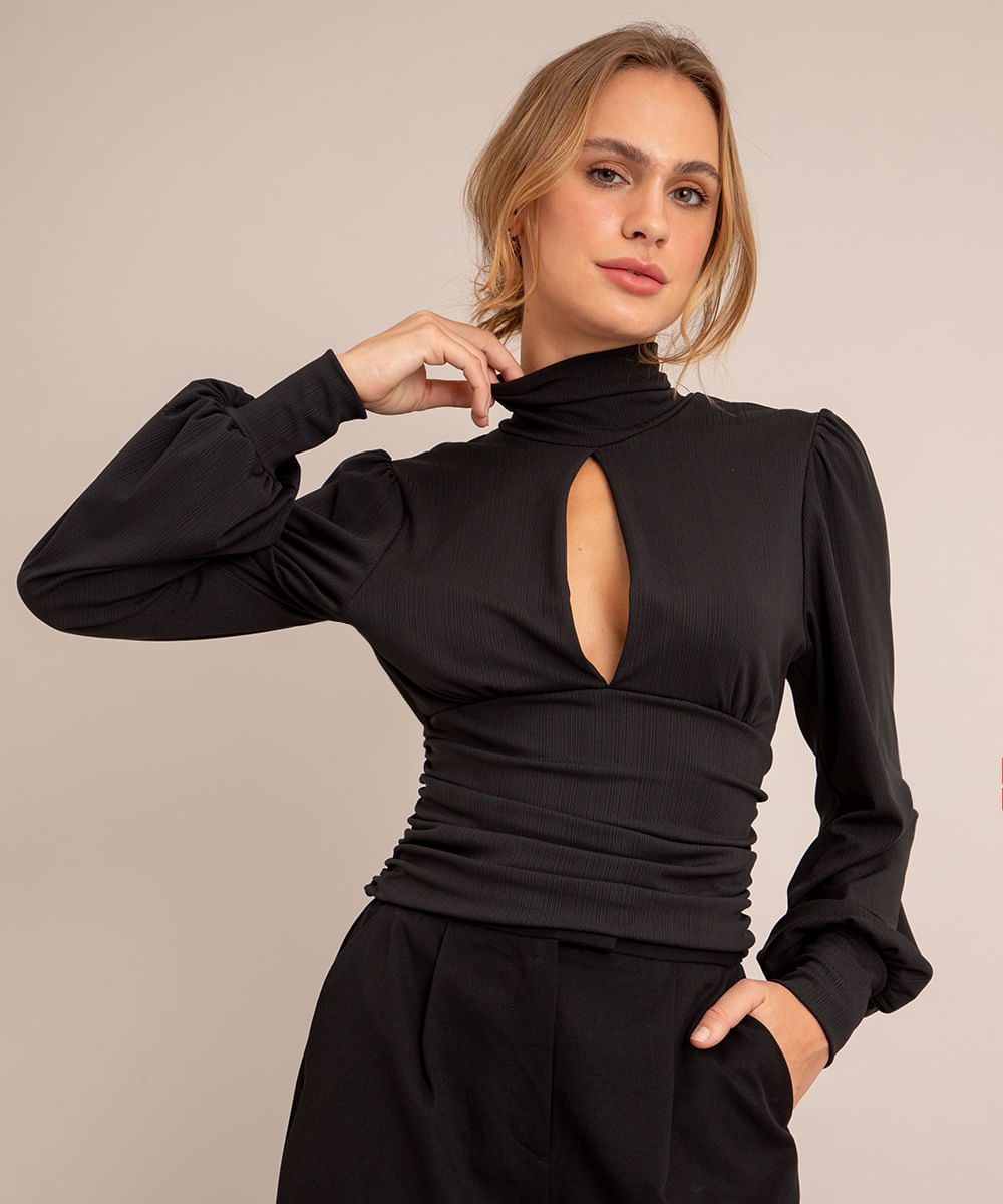 Blusa com gola alta, decote frontal e mangas bufantes, da C&A