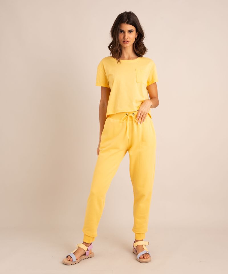 conjunto-basico-de-camiseta-cropped-com-bolso-manga-curta-decote-redondo---calca-jogger-de-moletom-cintura-media--amarelo-claro-1006882-Amarelo_Claro_1