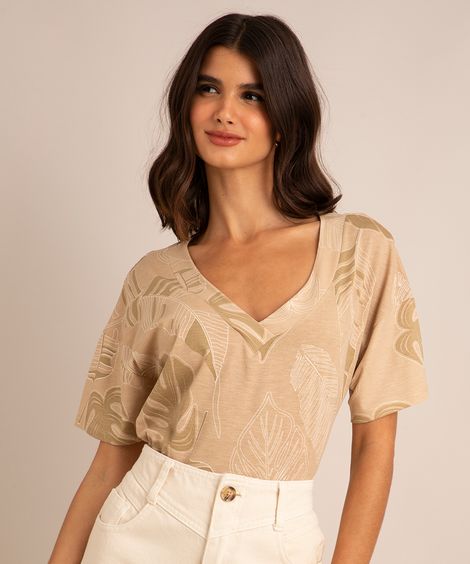 camiseta estampada folhagens manga curta decote v  bege