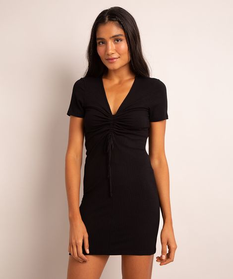 vestido curto franzido canelado manga curta decote v  preto