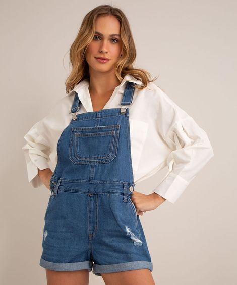 jardineira jeans com puídos  azul médio