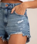 Short Jeans Marmorizado Destroyed Azul Médio Lateral