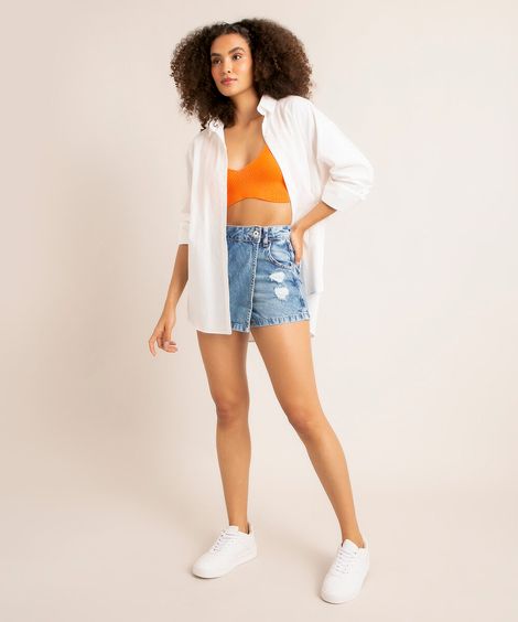 shorts saia jeans cintura super alta com cós cruzado destroyed azul médio