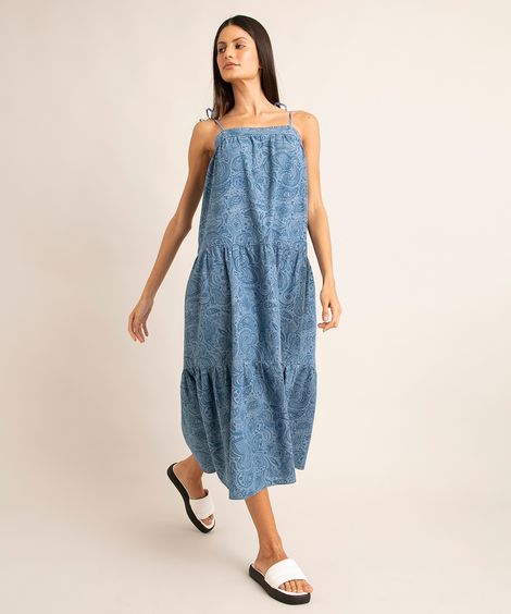 vestido midi jeans estampada paisley com recorte e amarração alça fina além dos mares noronha manu gavassi azul médio