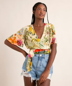 blusa cropped de viscose estampada flor de jambo manga curta decote v além dos mares salvador preta gil  bege