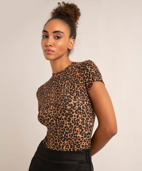 blusa estampada animal print manga curta decote redondo caramelo