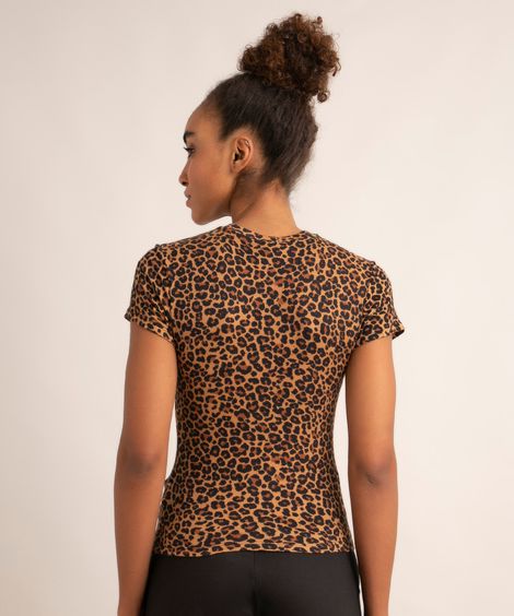blusa estampada animal print manga curta decote redondo caramelo