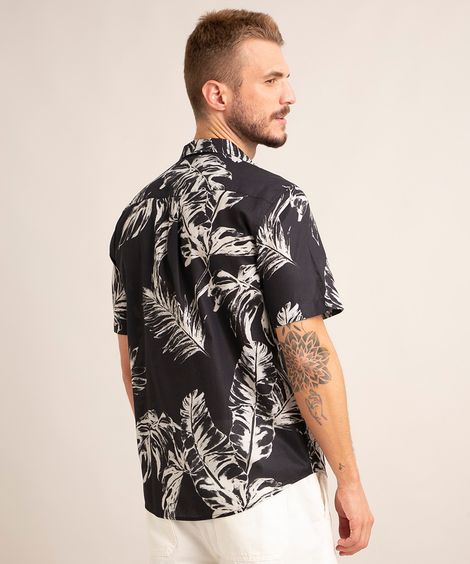 camisa de viscose manga curta estampa folhagens preto