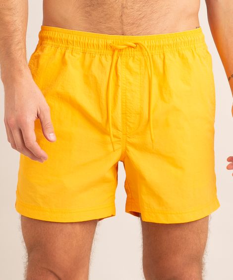 short curto com cordão amarelo
