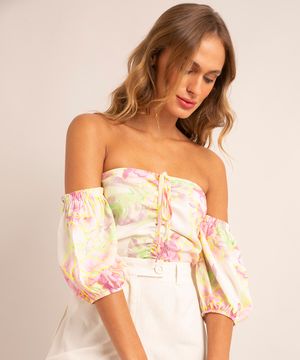 blusa cropped de viscose estampada floral com lastex  manga bufante ombro a ombro off white