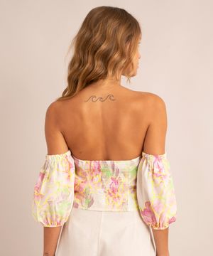 blusa cropped de viscose estampada floral com lastex  manga bufante ombro a ombro off white