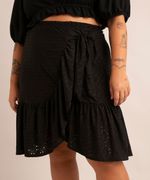 saia-plus-size-curta-laise-transpassada-com-babados-preta-1006096-Preto_2