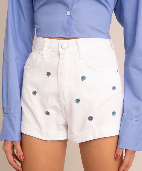 short mom de sarja com bordado de margaridas cintura super alta branco